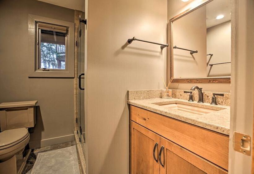 Mountaintop Wintergreen Resort Home W/ Deck, Views