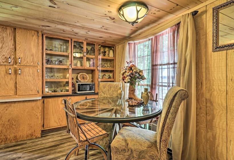Mtn View Warne Cabin: Hot Tub, Wine Cabinet!