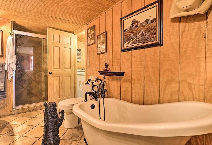 Mtn View Warne Cabin: Hot Tub, Wine Cabinet!