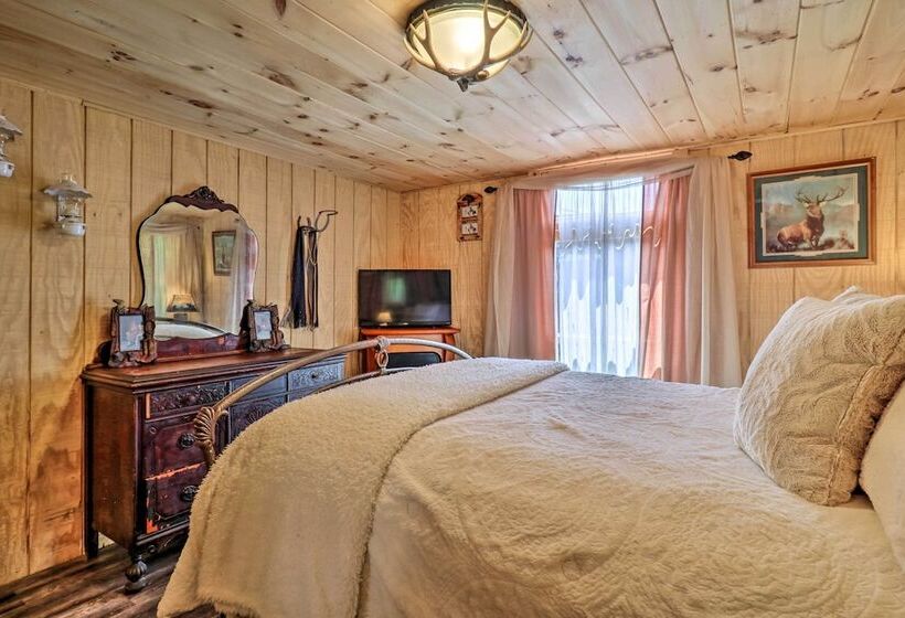 Mtn View Warne Cabin: Hot Tub, Wine Cabinet!