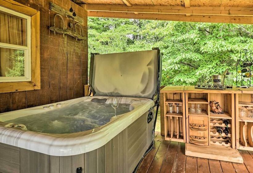 Mtn View Warne Cabin: Hot Tub, Wine Cabinet!