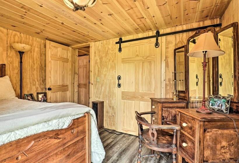 Mtn View Warne Cabin: Hot Tub, Wine Cabinet!