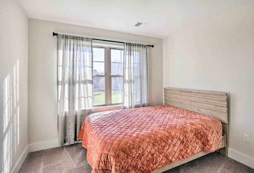 New Paltz Home W/ Fire Pit + Gas Fireplace!