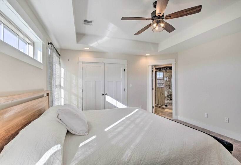 New Paltz Home W/ Fire Pit + Gas Fireplace!