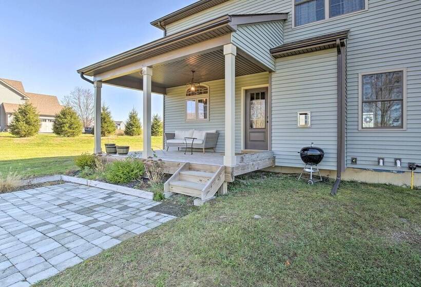 New Paltz Home W/ Fire Pit + Gas Fireplace!
