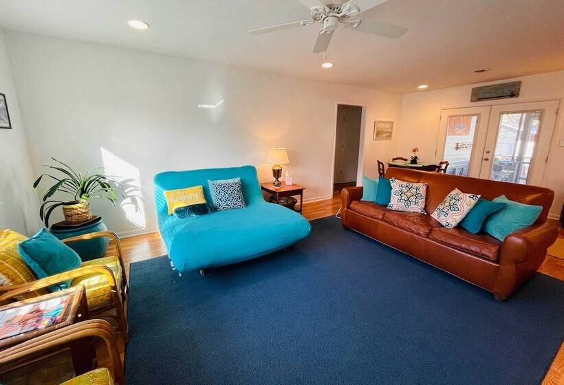 Oak Island Cottage: Minutes To Long Beach!