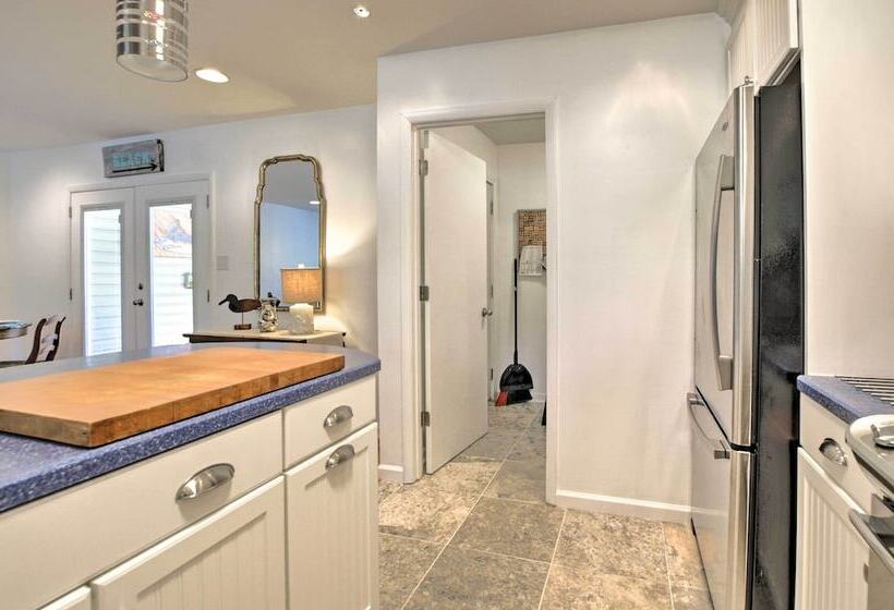 Oak Island Cottage: Minutes To Long Beach!