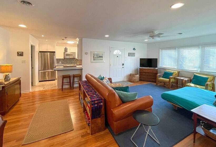 Oak Island Cottage: Minutes To Long Beach!