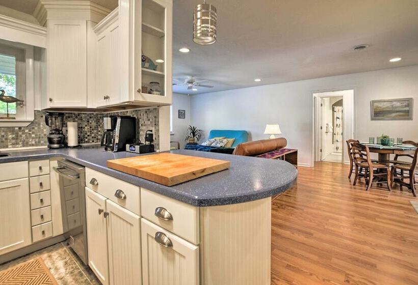 Oak Island Cottage: Minutes To Long Beach!