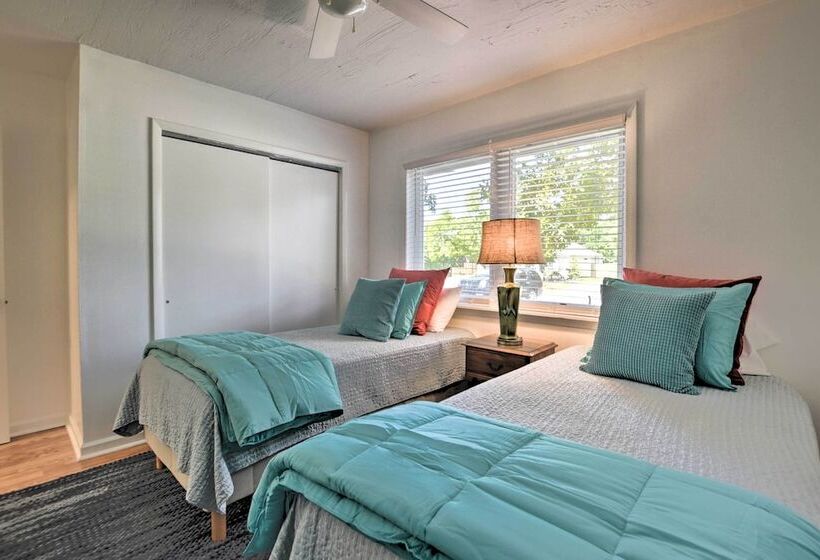 Oak Island Cottage: Minutes To Long Beach!