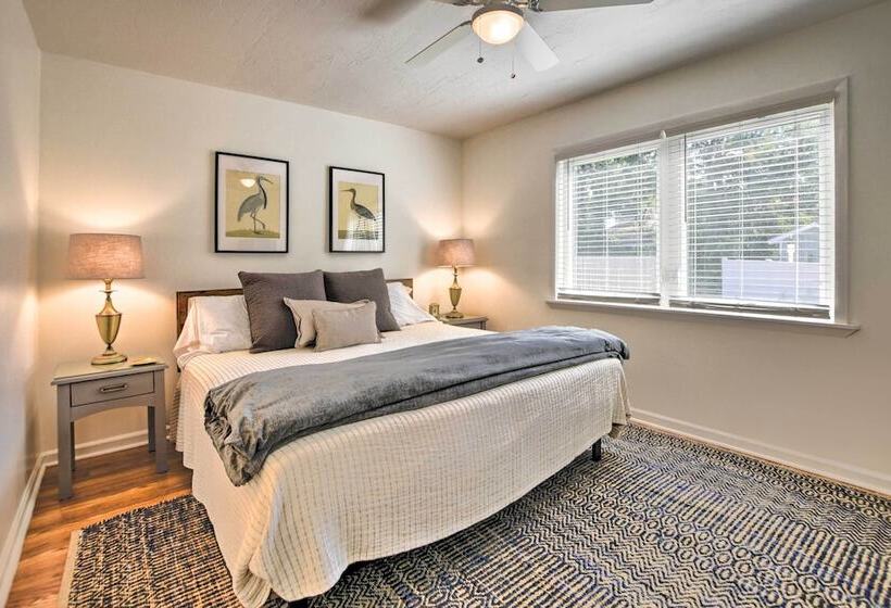 Oak Island Cottage: Minutes To Long Beach!