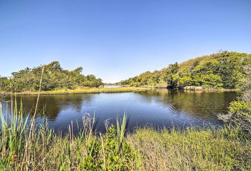 Oak Island Home W/ Fenced Yard, Walk To Long Beach