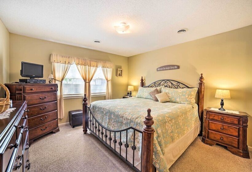 Oak Island Home W/ Fenced Yard, Walk To Long Beach