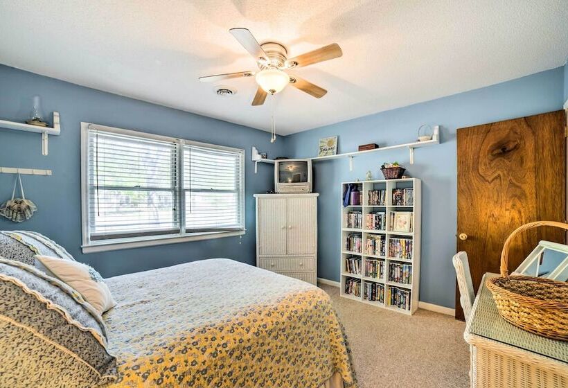 Oak Island Home W/ Fenced Yard, Walk To Long Beach