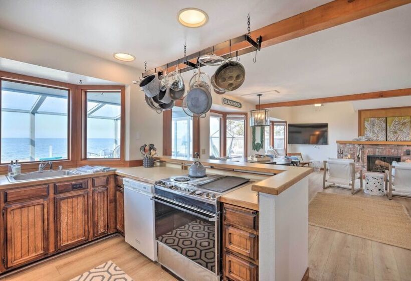 Oceanfront Ferndale Oasis W/ Fire Pit, Grill!