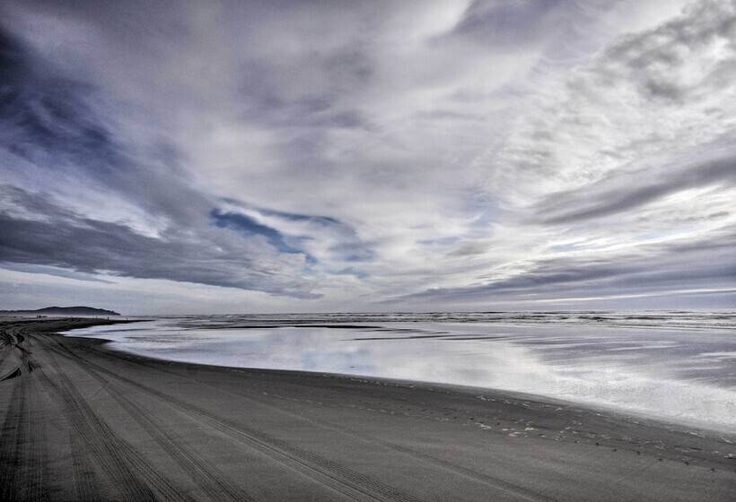 Oceanfront Retreat W/ Private Long Beach Access!