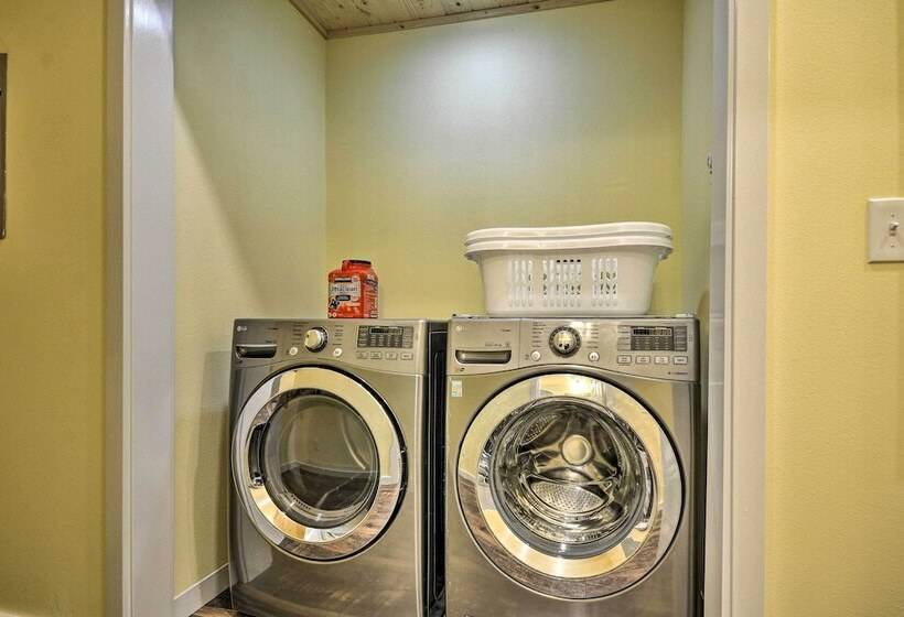 Oceanfront Retreat W/ Private Long Beach Access!