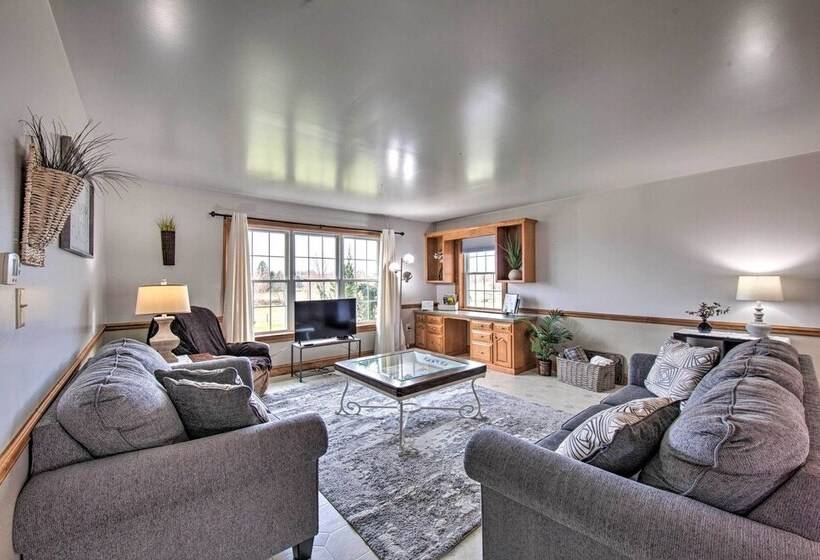 Peaceful Bird In Hand Home W/ Farmland Views!