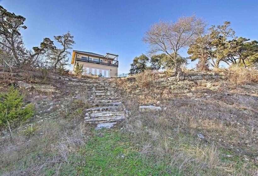 Peaceful Hill Country Hideaway W/ Pond Views
