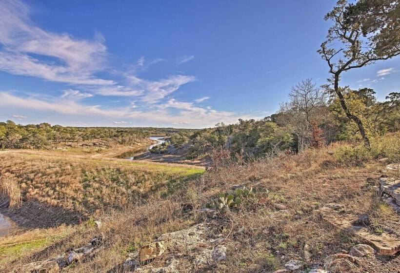 Peaceful Hill Country Hideaway W/ Pond Views