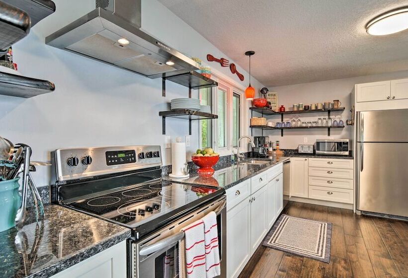 Fire Pit, Smart Tv: Waterfront Charlevoix Home