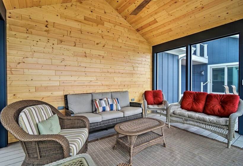 Fire Pit, Smart Tv: Waterfront Charlevoix Home