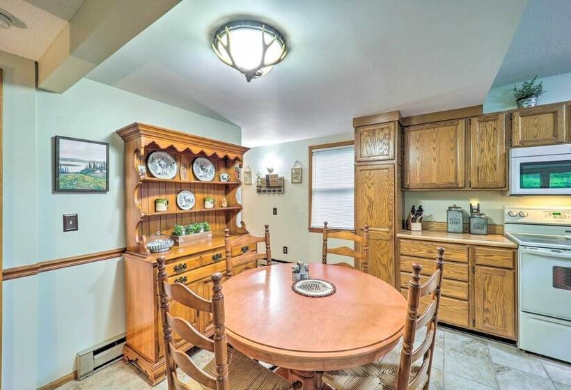 Peaceful Newland Family Cottage W/ 2 Decks!