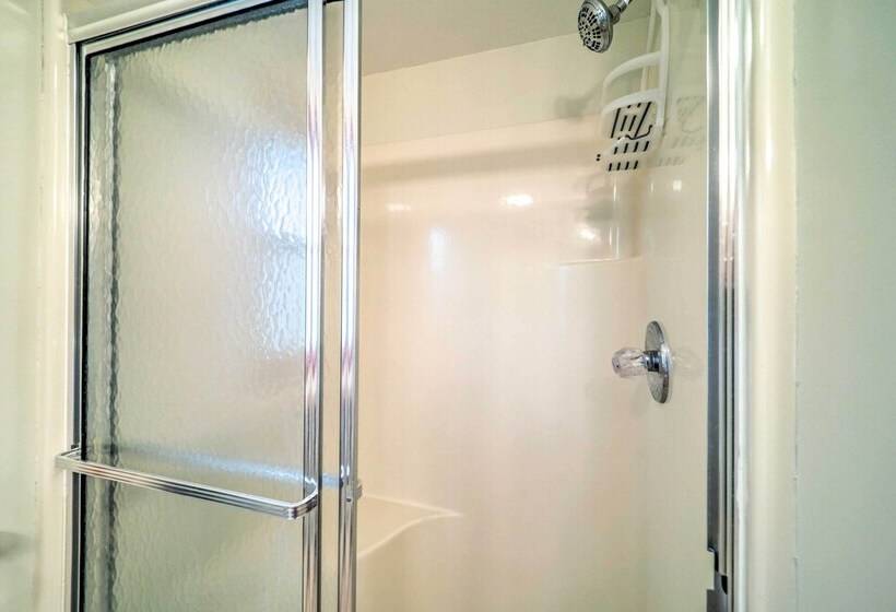 Peaceful Newland Family Cottage W/ 2 Decks!