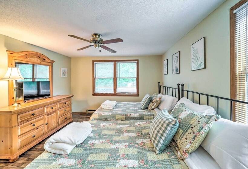 Peaceful Newland Family Cottage W/ 2 Decks!