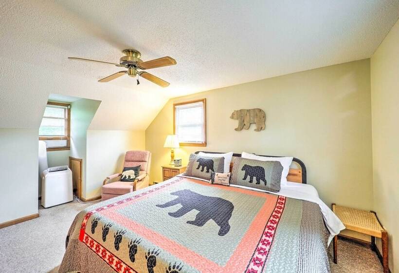 Peaceful Newland Family Cottage W/ 2 Decks!