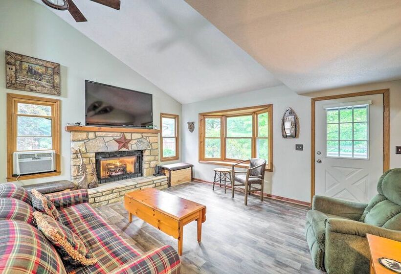 Peaceful Newland Family Cottage W/ 2 Decks!