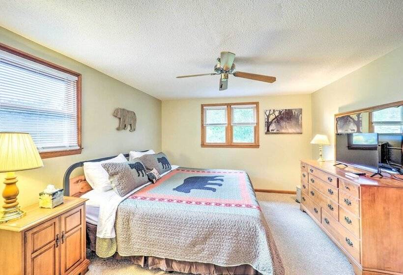 Peaceful Newland Family Cottage W/ 2 Decks!