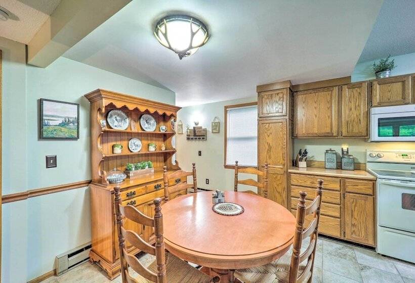 Peaceful Newland Family Cottage W/ 2 Decks!