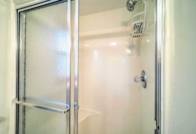 Peaceful Newland Family Cottage W/ 2 Decks!