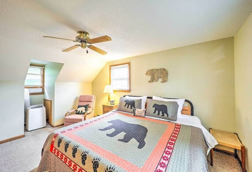 Peaceful Newland Family Cottage W/ 2 Decks!