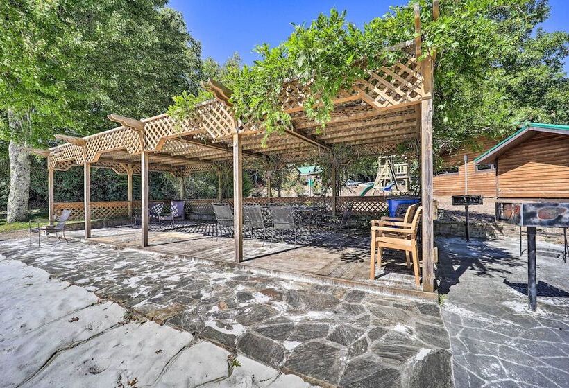 Peaceful Newland Family Cottage W/ 2 Decks!