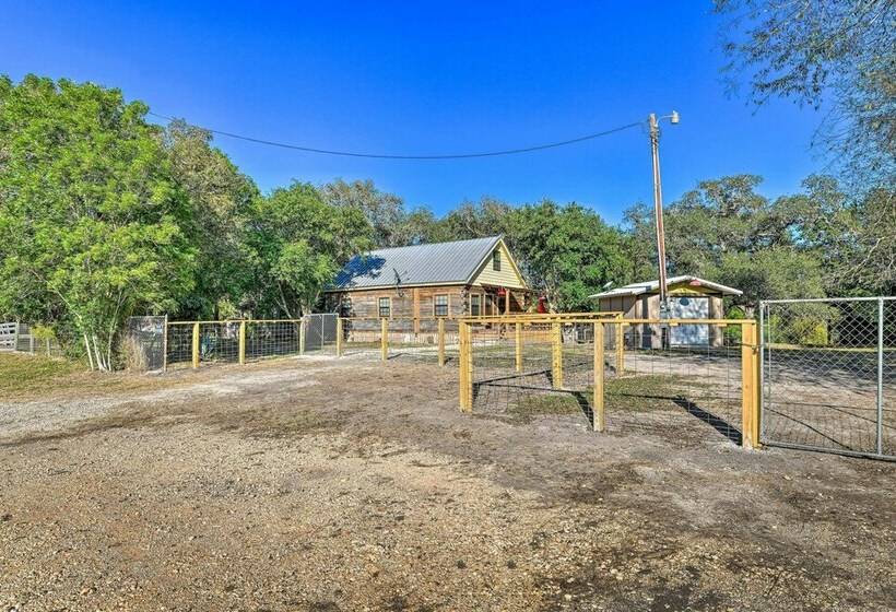 Peaceful Pet Friendly Cabin On Nueces River!