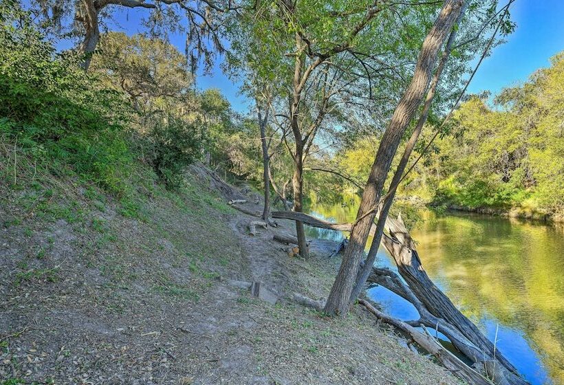Peaceful Pet Friendly Cabin On Nueces River!