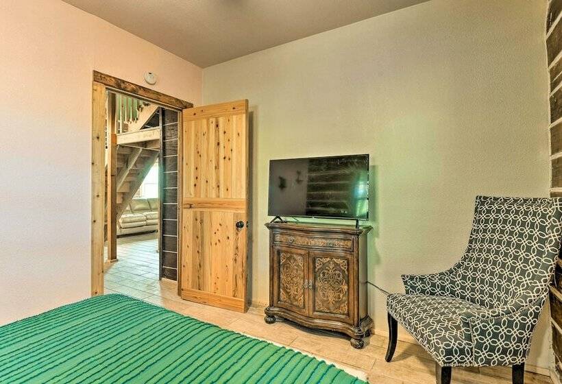 Peaceful Pet Friendly Cabin On Nueces River!