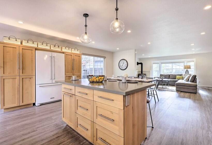 Peaceful Windsor Retreat W/ Private Hot Tub!