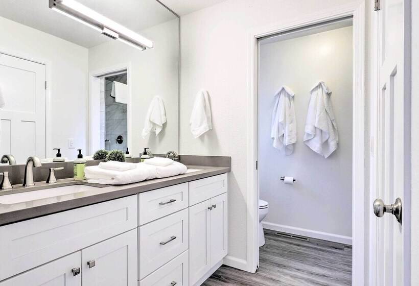 Peaceful Windsor Retreat W/ Private Hot Tub!