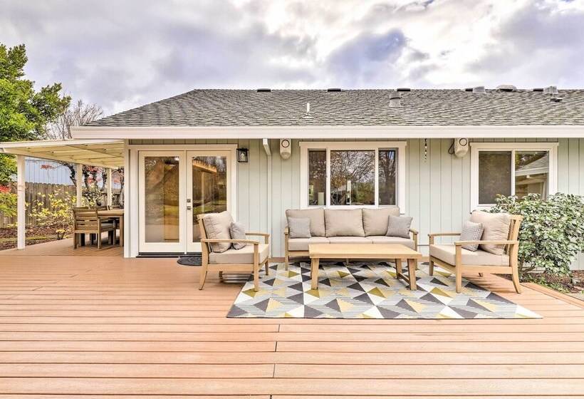 Peaceful Windsor Retreat W/ Private Hot Tub!