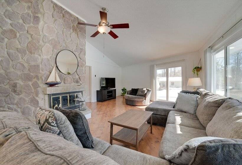 Cozy Michigan Retreat Walk To Lake Charlevoix!