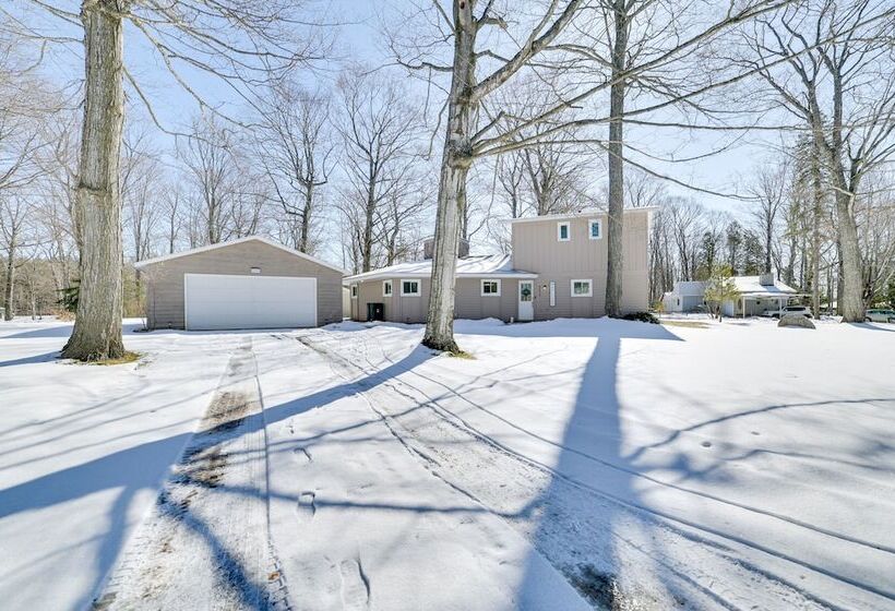 Cozy Michigan Retreat Walk To Lake Charlevoix!