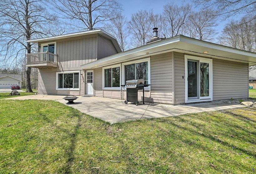 Cozy Michigan Retreat Walk To Lake Charlevoix!