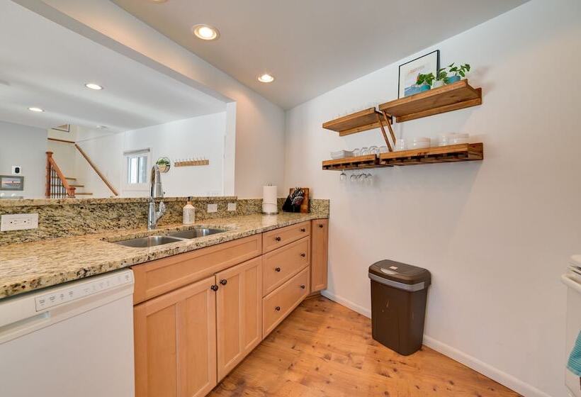 Cozy Michigan Retreat Walk To Lake Charlevoix!