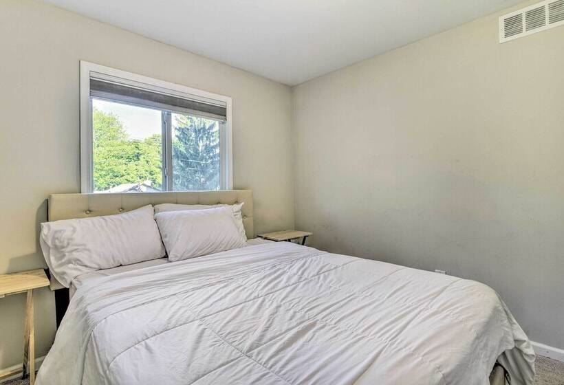 Pet Friendly Michigan Home: 5 Mi To State Park!