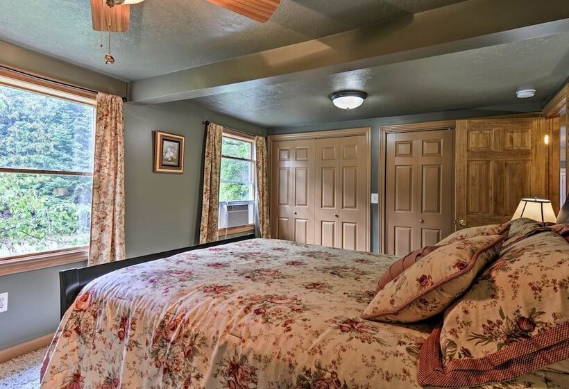 Pet Friendly Home Near Lakes & Snowmobile Trails!