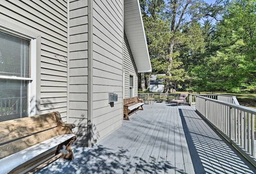 Pet Friendly Home Near Lakes & Snowmobile Trails!