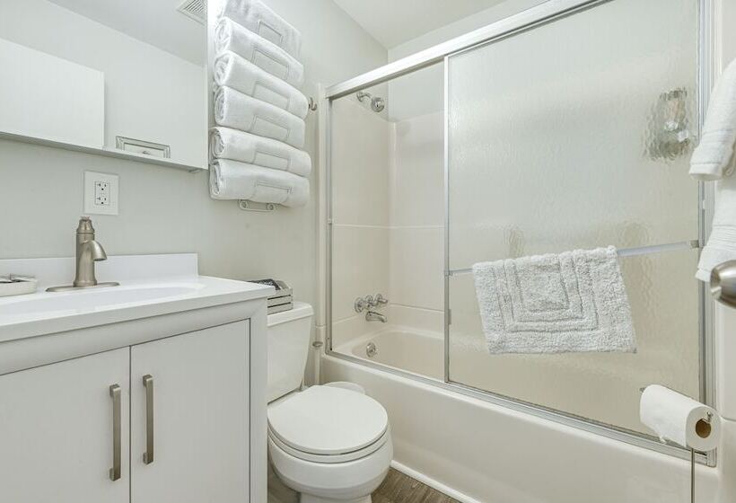 Pet Friendly Hoquiam Cottage W/ River Access!